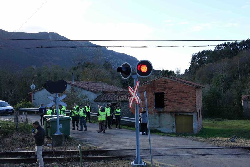 Un hombre y una mujer han resultado heridos de gravedad al ser arrollado el turismo en el que viajaban por un tren de pasajeros en Belmonte de Pría, en el concejo de Lllanes. 