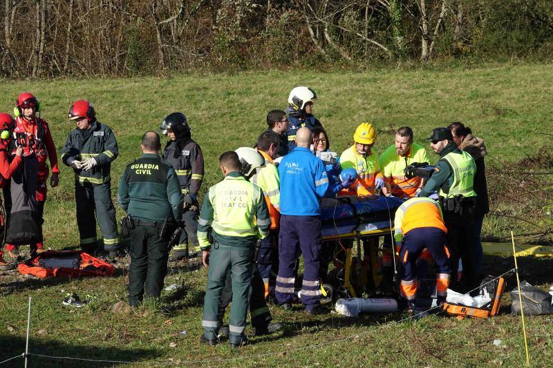 Un hombre y una mujer han resultado heridos de gravedad al ser arrollado el turismo en el que viajaban por un tren de pasajeros en Belmonte de Pría, en el concejo de Lllanes. 