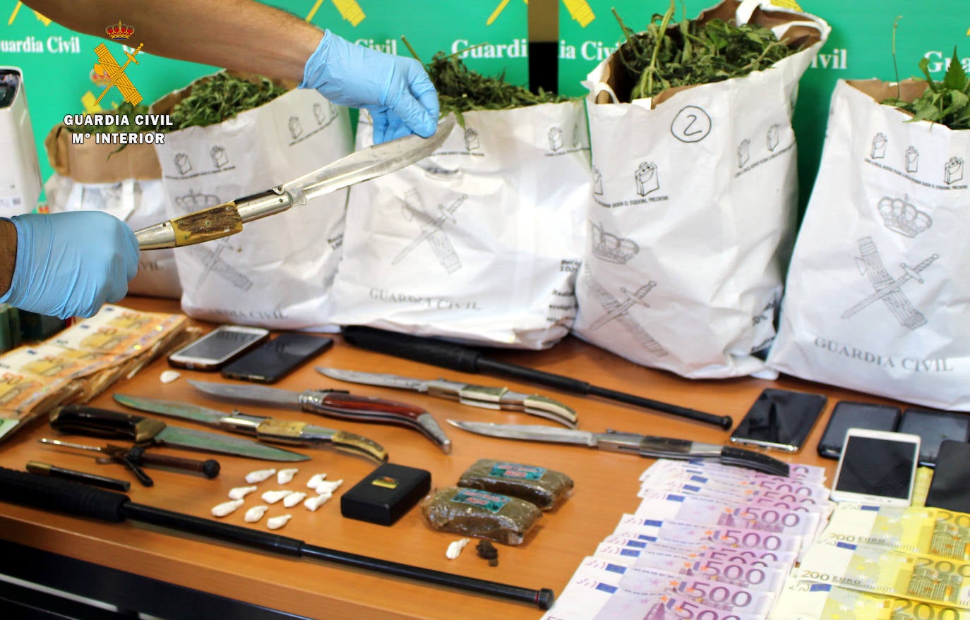 La Guardia Civil ha detenido a un total de 69 personas en Asturias y Cantabria por venta de drogas, sobre todo cocaína, y peleas de gallos.