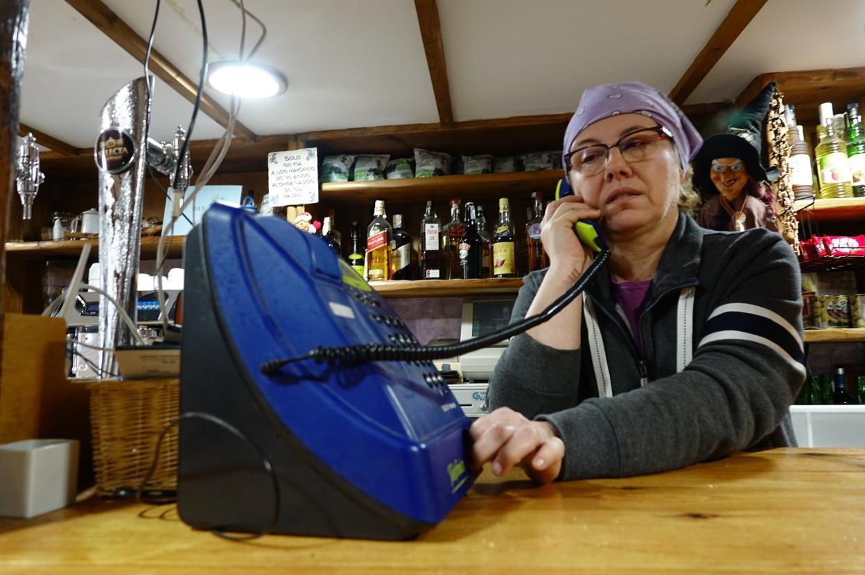 Mercedes Mier con el teléfono fijo del bar Bulnes. 