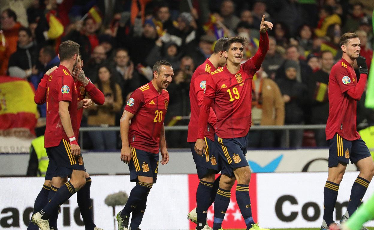 Los jugadores de la selección española, durante el partido frente a Rumanía en el Metropolitano.