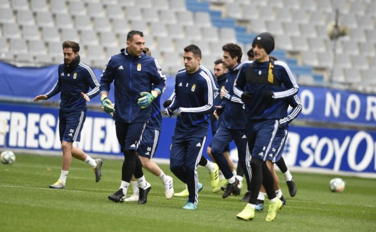 Jugadores del Real Oviedo, durante el entrenamiento.