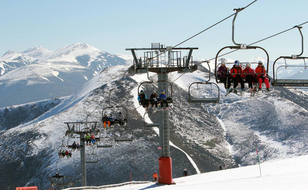 Imagen de archivo de un telesilla de la estación de esquí de Valgrande Pajares. 