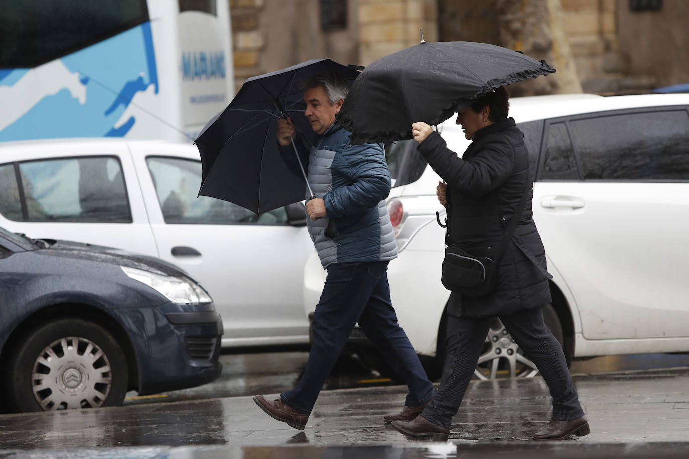 Fotos: El viento y las lluvias marcan el tiempo en Asturias