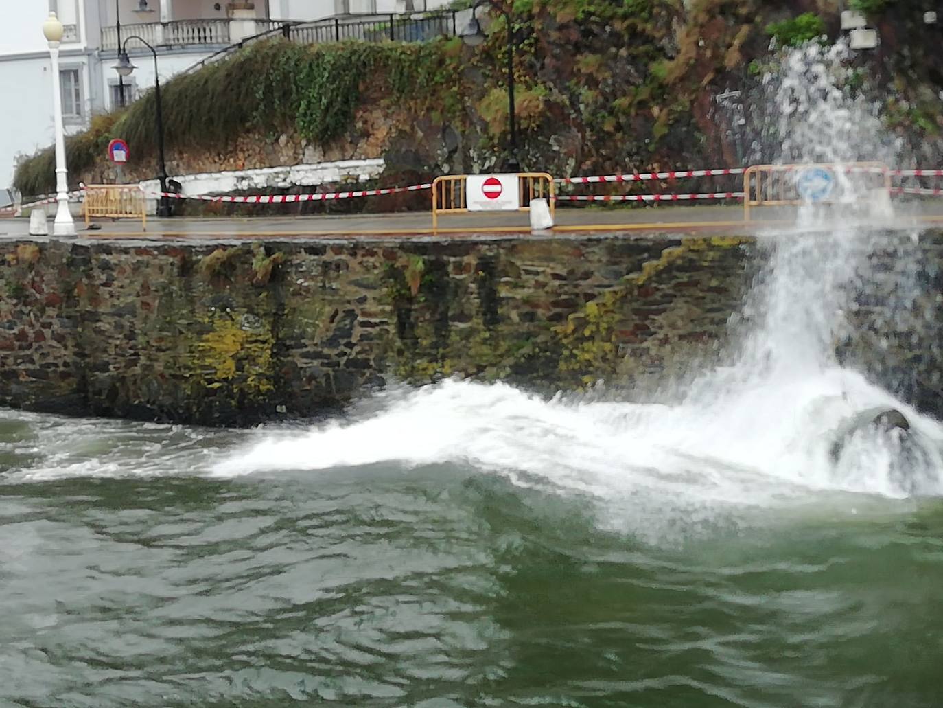 Fotos: El viento y las lluvias marcan el tiempo en Asturias