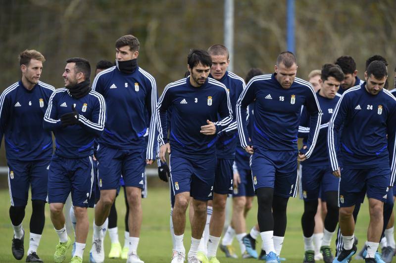 Los jugadores del Real Oviedo han entrenado este viernes para tratar de sumar tres puntos el próximo domingo contra el Cádiz en el Carlos Tartiere. 