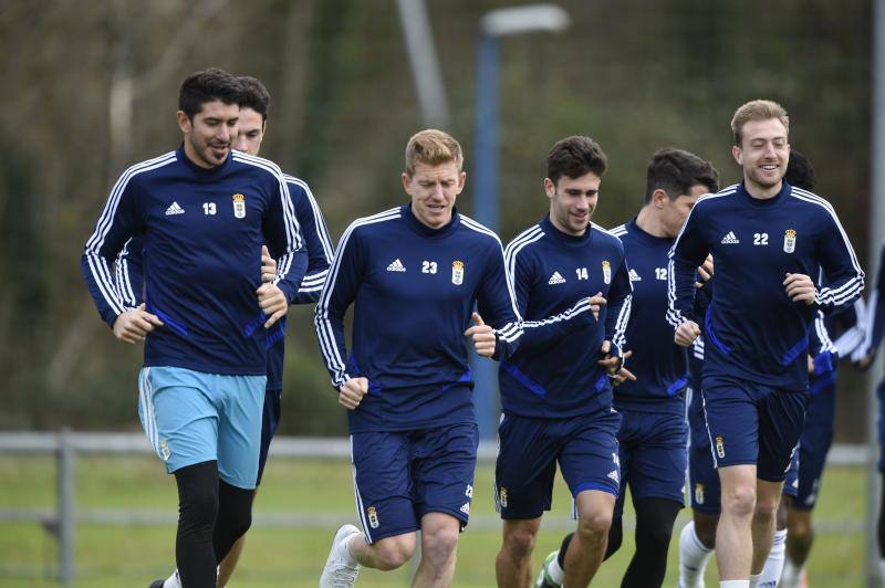 Los jugadores del Real Oviedo han entrenado este viernes para tratar de sumar tres puntos el próximo domingo contra el Cádiz en el Carlos Tartiere. 