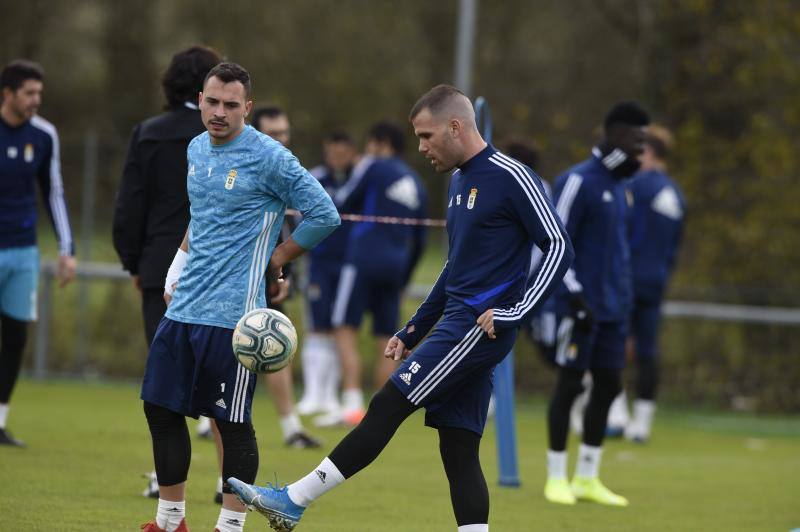 Los jugadores del Real Oviedo han entrenado este viernes para tratar de sumar tres puntos el próximo domingo contra el Cádiz en el Carlos Tartiere. 