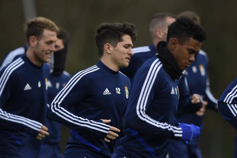 Los jugadores del Real Oviedo han entrenado este viernes para tratar de sumar tres puntos el próximo domingo contra el Cádiz en el Carlos Tartiere. 