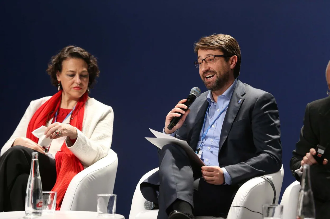 Magdalena Valerio y Enrique Fernández, durante la mesa redonda celebrada en la Cumbre del Clima. 