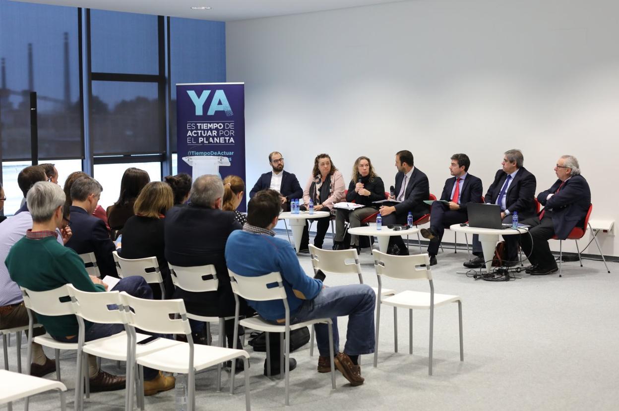 Participantes y público en el debate 'Tiempo de actuar en la empresa', celebrado ayer en el Centro Niemeyer. 