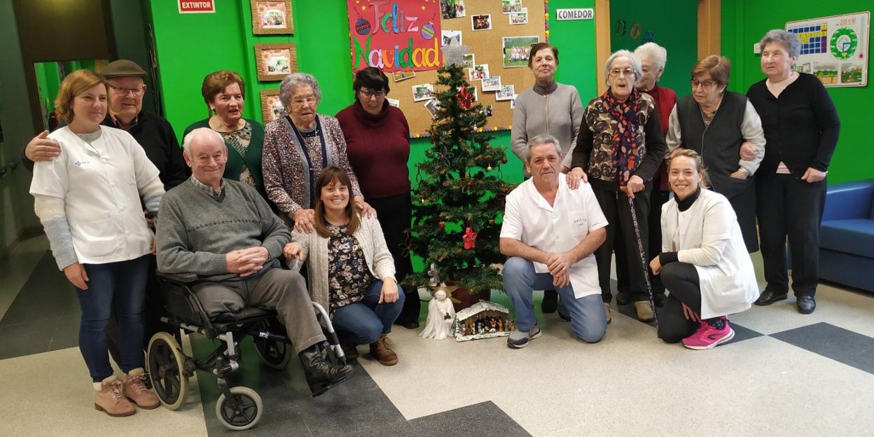 Foto de familia de trabajadores y usuarios del centro. :: PEPILLO REMIS