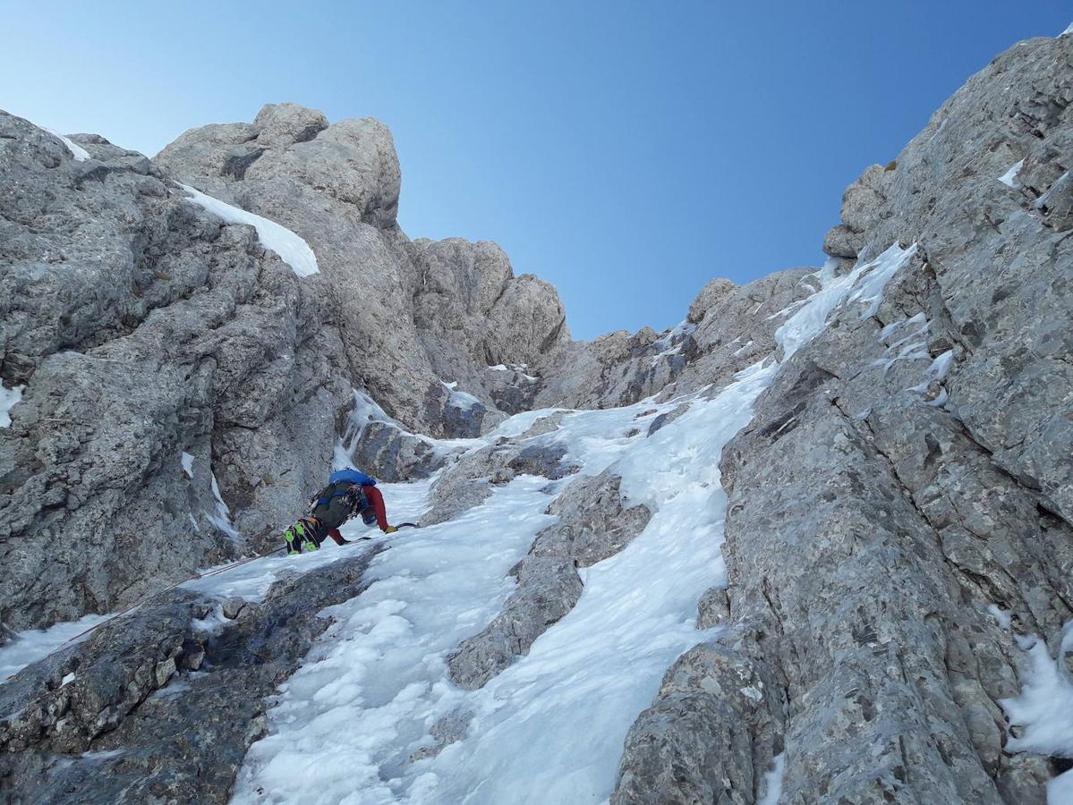 Fotos: Desafío de nieve y hielo en la montaña asturiana