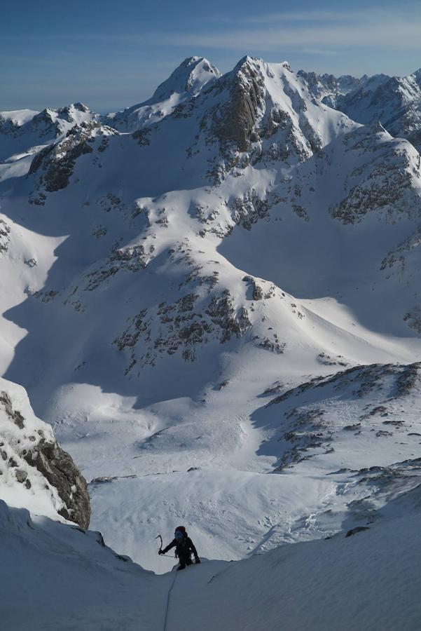 Fotos: Desafío de nieve y hielo en la montaña asturiana