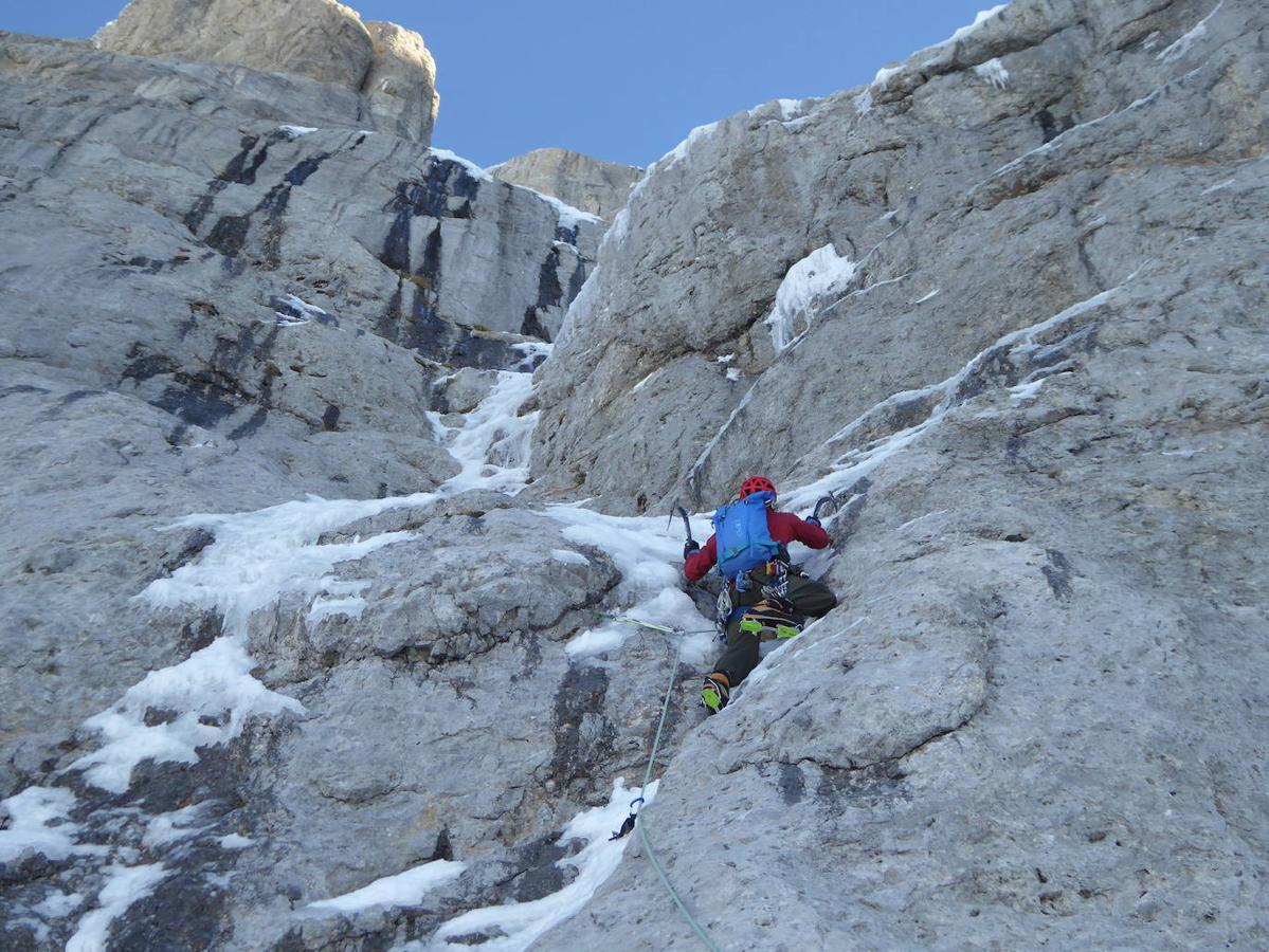 Fotos: Desafío de nieve y hielo en la montaña asturiana