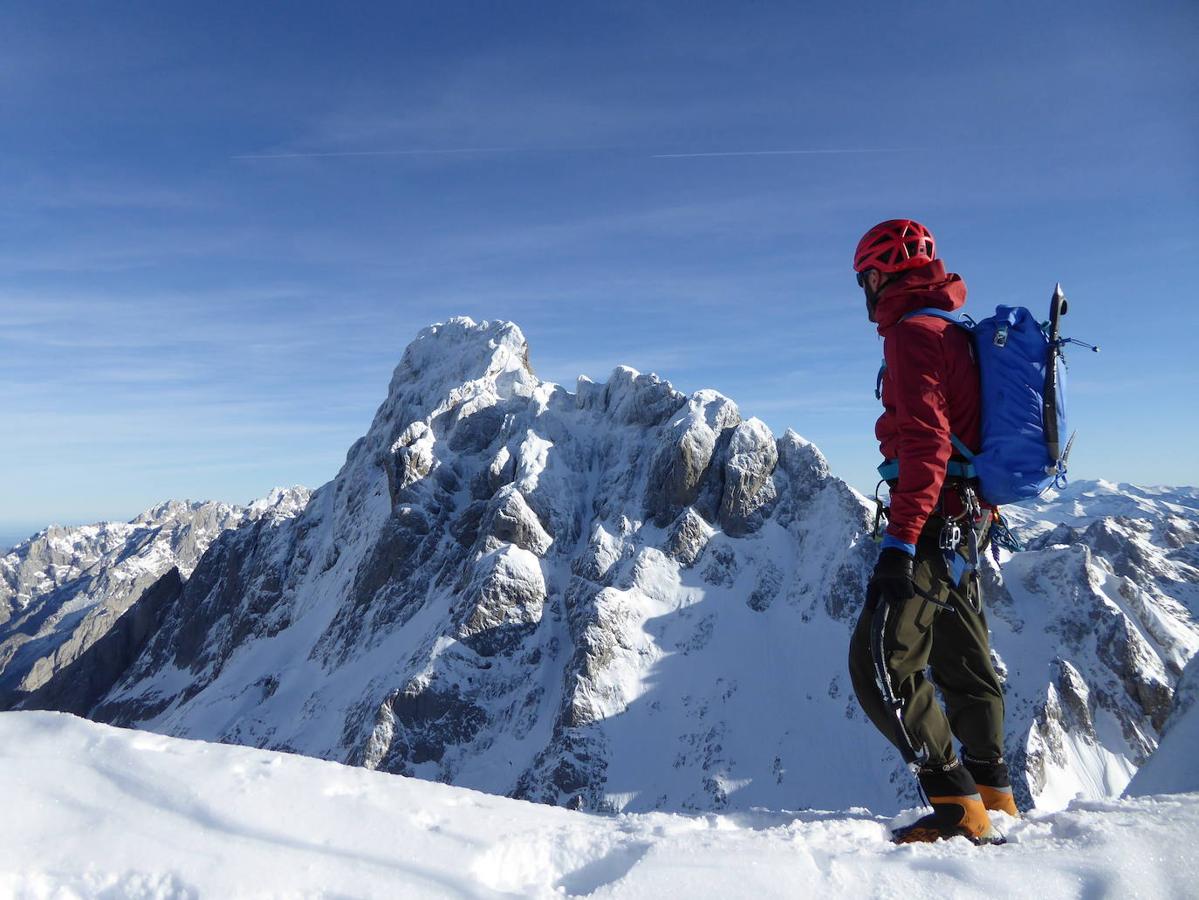 Fotos: Desafío de nieve y hielo en la montaña asturiana