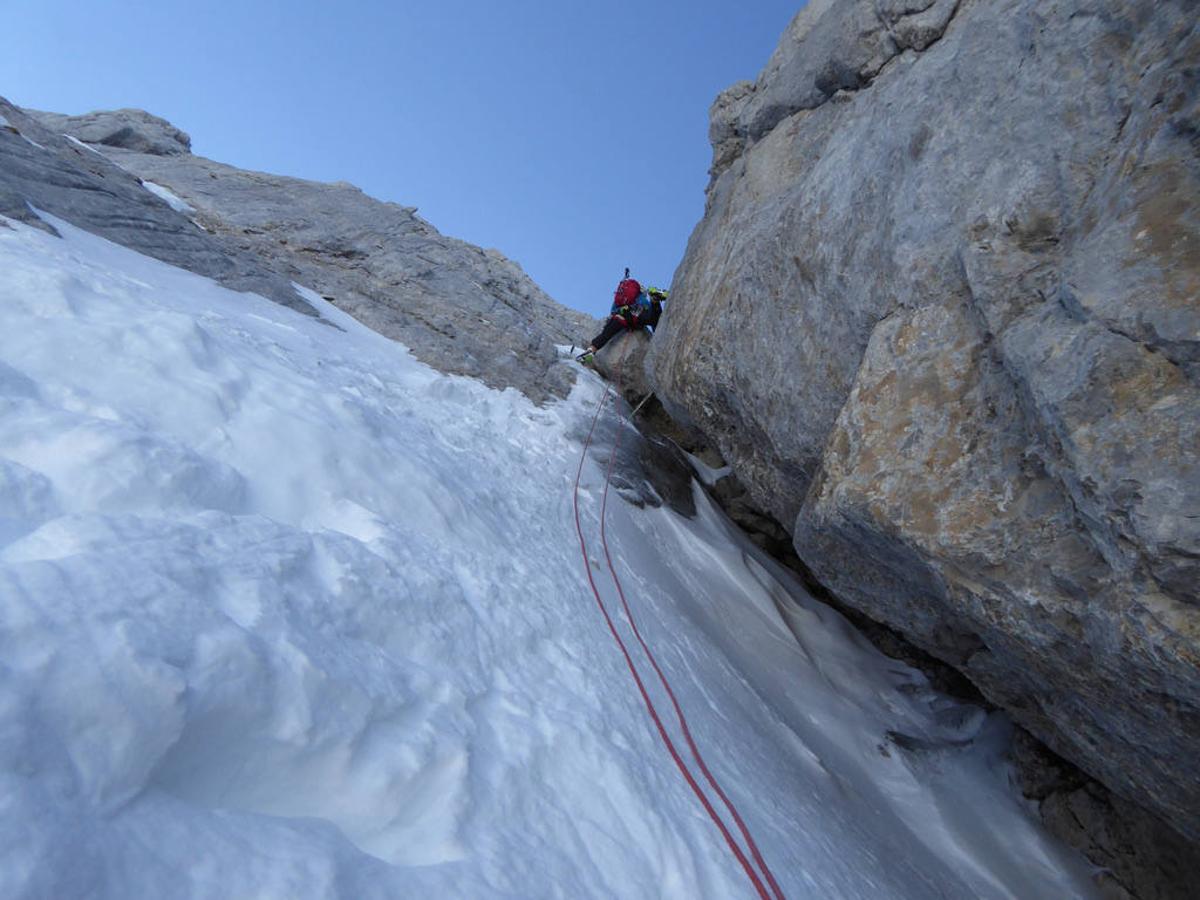 Fotos: Desafío de nieve y hielo en la montaña asturiana