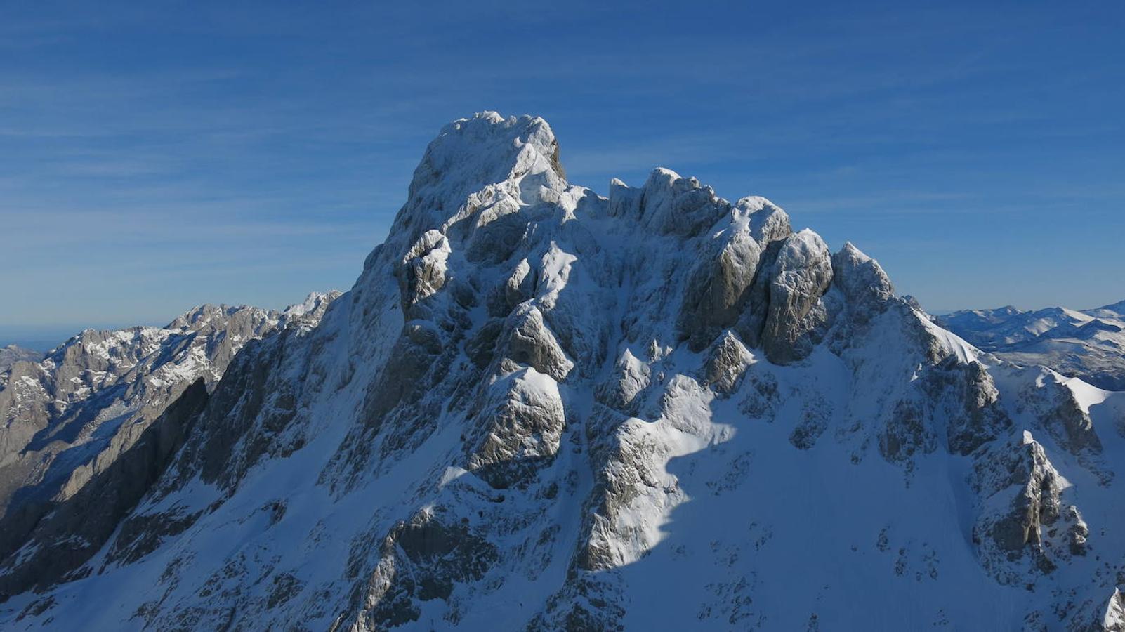 Fotos: Desafío de nieve y hielo en la montaña asturiana