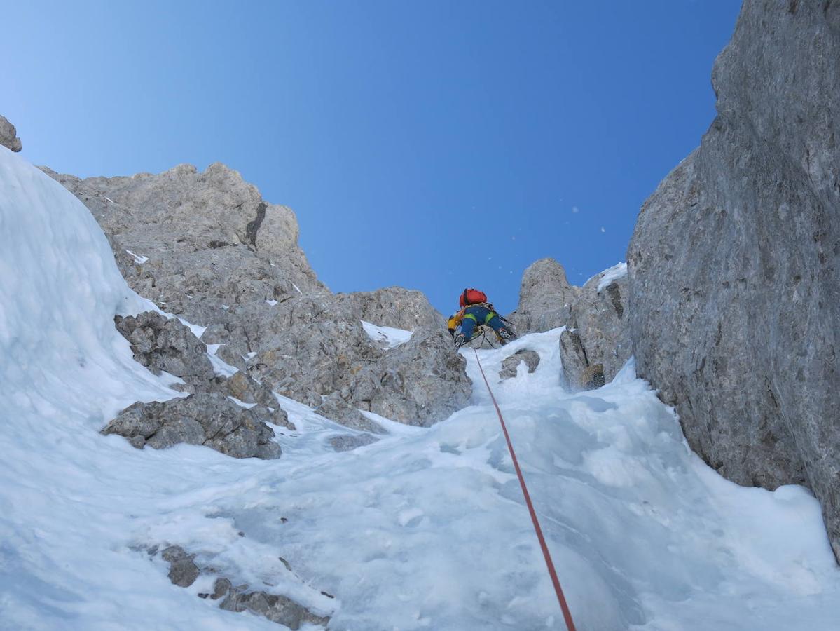 Fotos: Desafío de nieve y hielo en la montaña asturiana