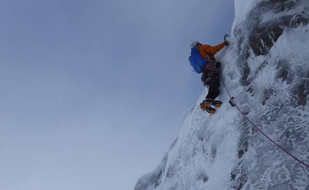 Escalada en hielo en la Norte directa de Peña Santa. 