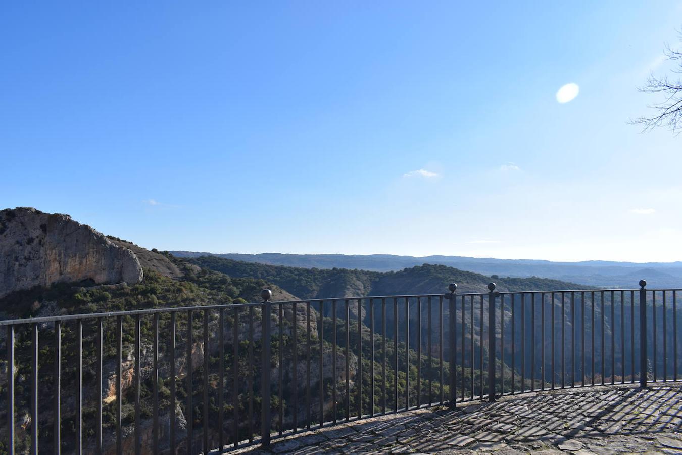 Alquezar se encuentra situado a orillas del río Vero, en el centro de la provincia de Huesca y en la comarca del Somontano de Barbastro. La belleza de su paisaje ha sido una de las principales razones por las que esta villa medieval fue declarada en 1990, Parque Natural de la Sierra y los Cañones de Guara. Hoy en día, este municipio se ha convertido en uno de los destinos turísticos más concurridos de la Sierra de Guara y no solo por el gran legado cultural y artístico que esconde, sino también por la gran cantidad de rutas, barrancos perfectos para los deportes de aventura y paredes perfectas para la práctica de la escalada que este paisaje integra. Un lugar que en otoño se vuelve aún más mágico y del que podrás disfrutar en estas fotografías. 