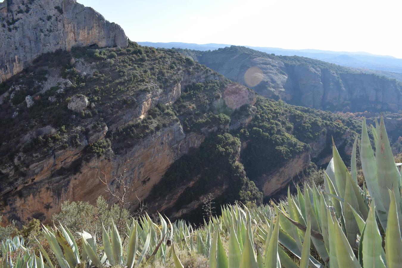 Alquezar se encuentra situado a orillas del río Vero, en el centro de la provincia de Huesca y en la comarca del Somontano de Barbastro. La belleza de su paisaje ha sido una de las principales razones por las que esta villa medieval fue declarada en 1990, Parque Natural de la Sierra y los Cañones de Guara. Hoy en día, este municipio se ha convertido en uno de los destinos turísticos más concurridos de la Sierra de Guara y no solo por el gran legado cultural y artístico que esconde, sino también por la gran cantidad de rutas, barrancos perfectos para los deportes de aventura y paredes perfectas para la práctica de la escalada que este paisaje integra. Un lugar que en otoño se vuelve aún más mágico y del que podrás disfrutar en estas fotografías. 