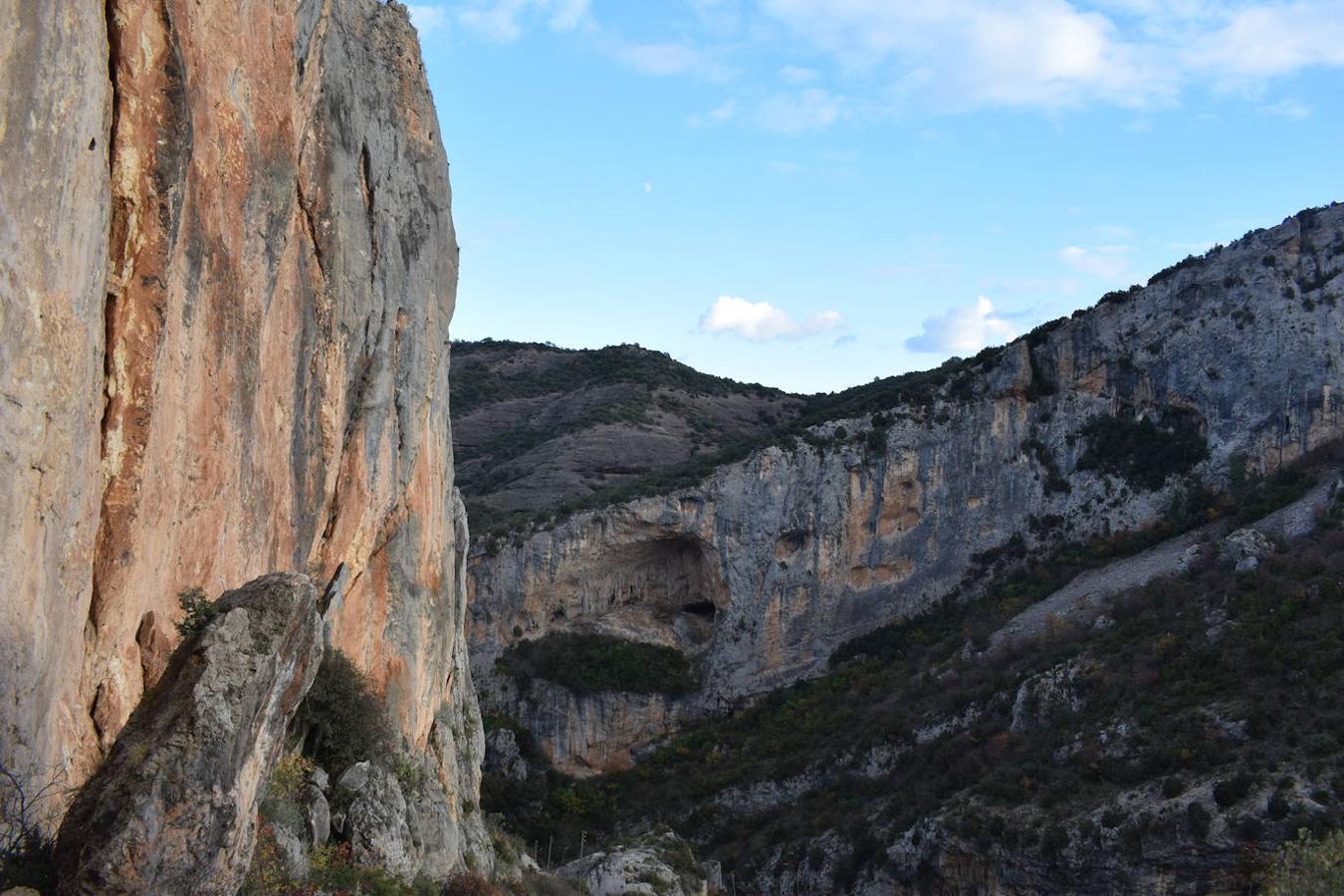 Alquezar se encuentra situado a orillas del río Vero, en el centro de la provincia de Huesca y en la comarca del Somontano de Barbastro. La belleza de su paisaje ha sido una de las principales razones por las que esta villa medieval fue declarada en 1990, Parque Natural de la Sierra y los Cañones de Guara. Hoy en día, este municipio se ha convertido en uno de los destinos turísticos más concurridos de la Sierra de Guara y no solo por el gran legado cultural y artístico que esconde, sino también por la gran cantidad de rutas, barrancos perfectos para los deportes de aventura y paredes perfectas para la práctica de la escalada que este paisaje integra. Un lugar que en otoño se vuelve aún más mágico y del que podrás disfrutar en estas fotografías. 