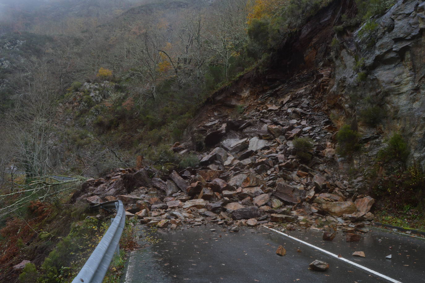 La jornada de lluvia, viento y fenómenos costeros en la región ha tenido este viernes su principal reflejo en las carreteras del Suroccidente, con varios desprendimientos. La costa asturiana mantiene la alerta naranja por oleaje.