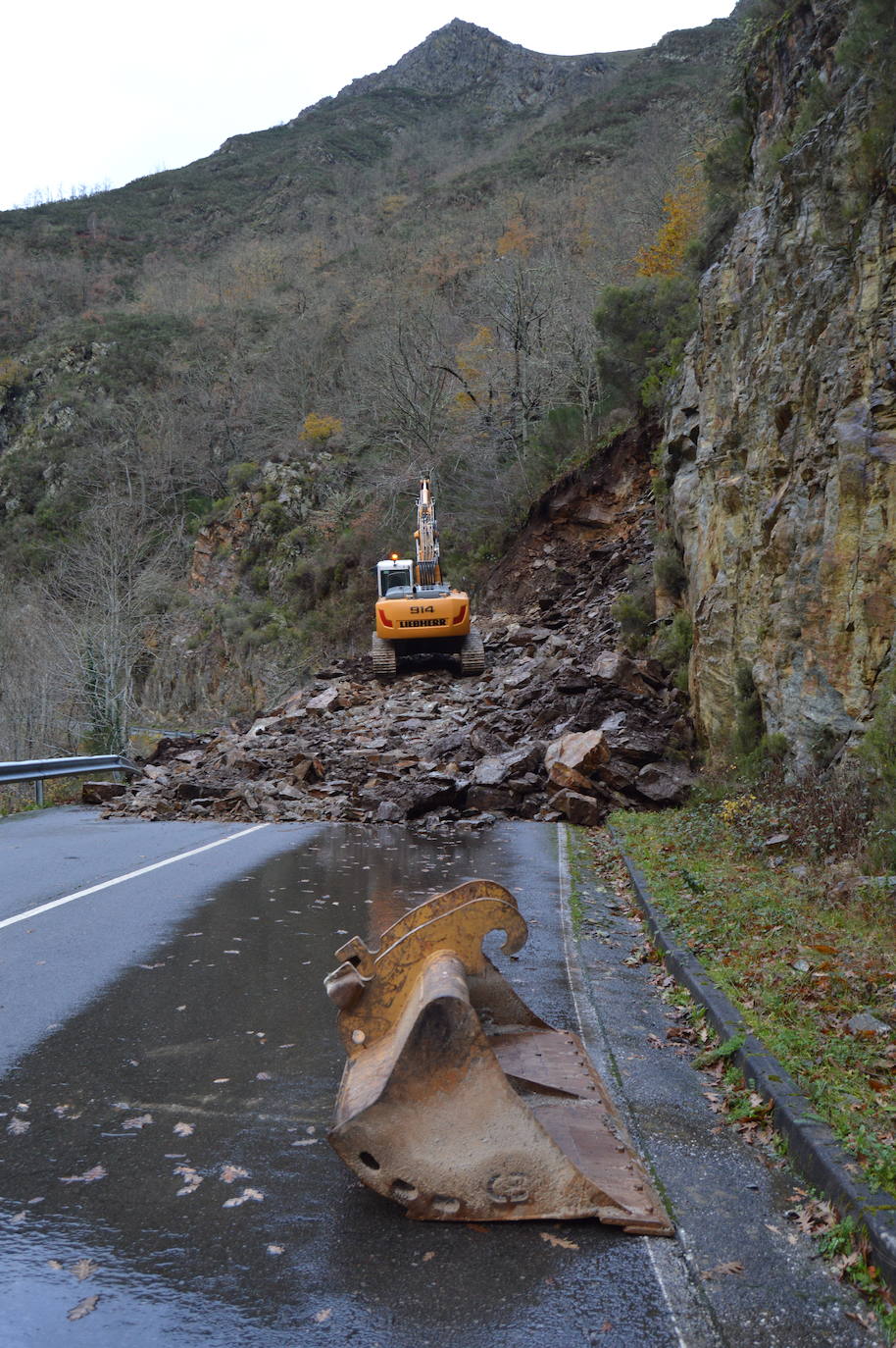 La jornada de lluvia, viento y fenómenos costeros en la región ha tenido este viernes su principal reflejo en las carreteras del Suroccidente, con varios desprendimientos. La costa asturiana mantiene la alerta naranja por oleaje.