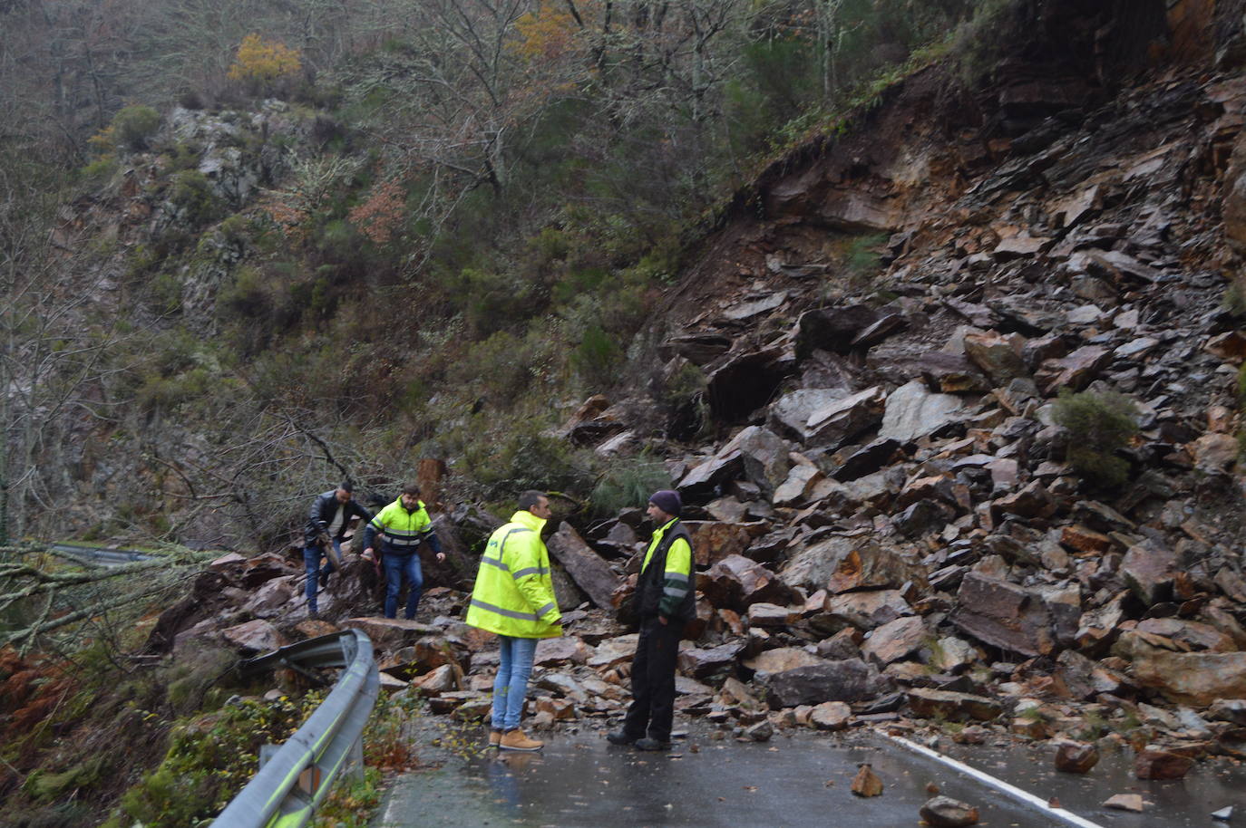 La jornada de lluvia, viento y fenómenos costeros en la región ha tenido este viernes su principal reflejo en las carreteras del Suroccidente, con varios desprendimientos. La costa asturiana mantiene la alerta naranja por oleaje.