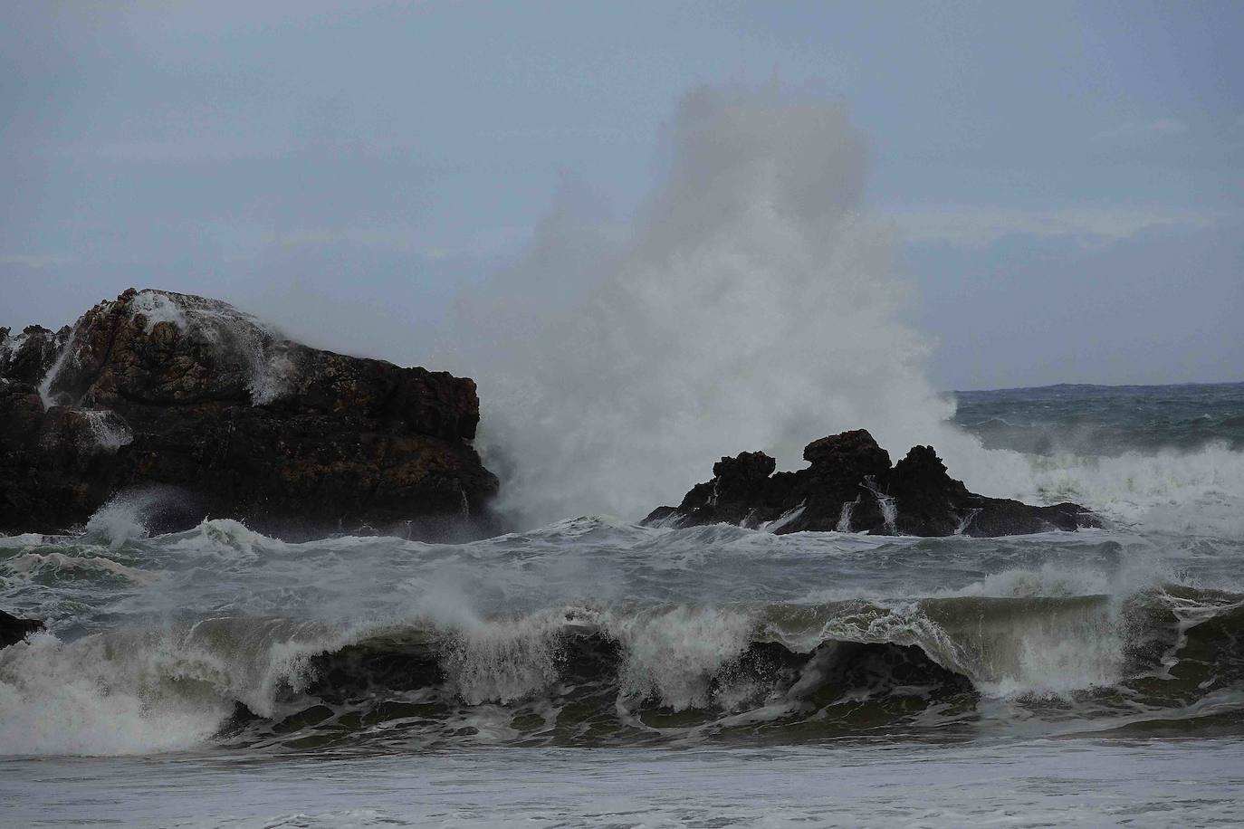 La jornada de lluvia, viento y fenómenos costeros en la región ha tenido este viernes su principal reflejo en las carreteras del Suroccidente, con varios desprendimientos. La costa asturiana mantiene la alerta naranja por oleaje.