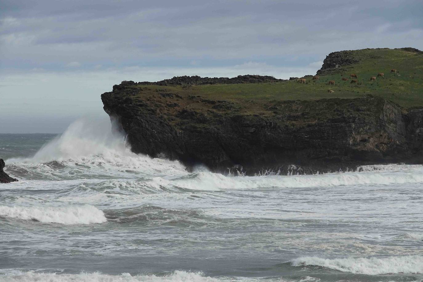 La jornada de lluvia, viento y fenómenos costeros en la región ha tenido este viernes su principal reflejo en las carreteras del Suroccidente, con varios desprendimientos. La costa asturiana mantiene la alerta naranja por oleaje.