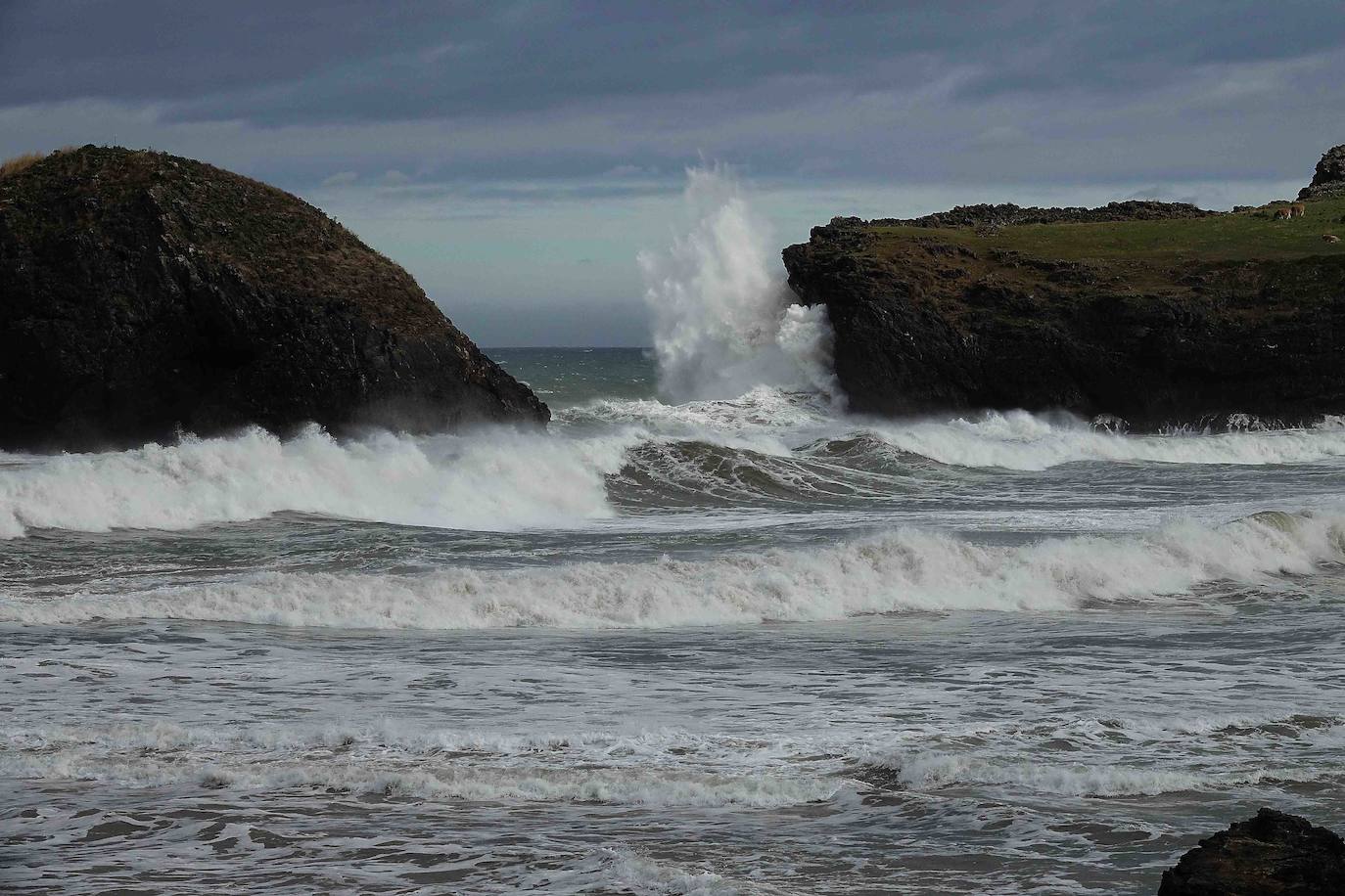 La jornada de lluvia, viento y fenómenos costeros en la región ha tenido este viernes su principal reflejo en las carreteras del Suroccidente, con varios desprendimientos. La costa asturiana mantiene la alerta naranja por oleaje.