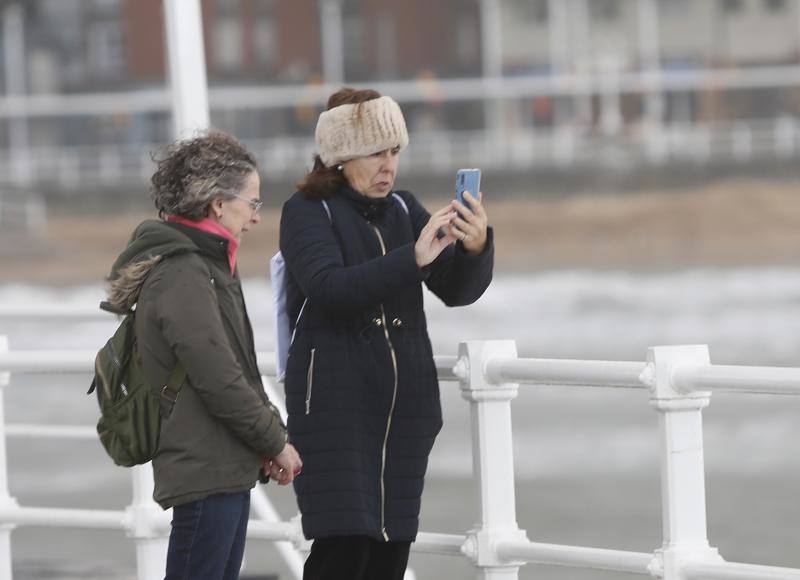 La jornada de lluvia, viento y fenómenos costeros en la región ha tenido este viernes su principal reflejo en las carreteras del Suroccidente, con varios desprendimientos. La costa asturiana mantiene la alerta naranja por oleaje.