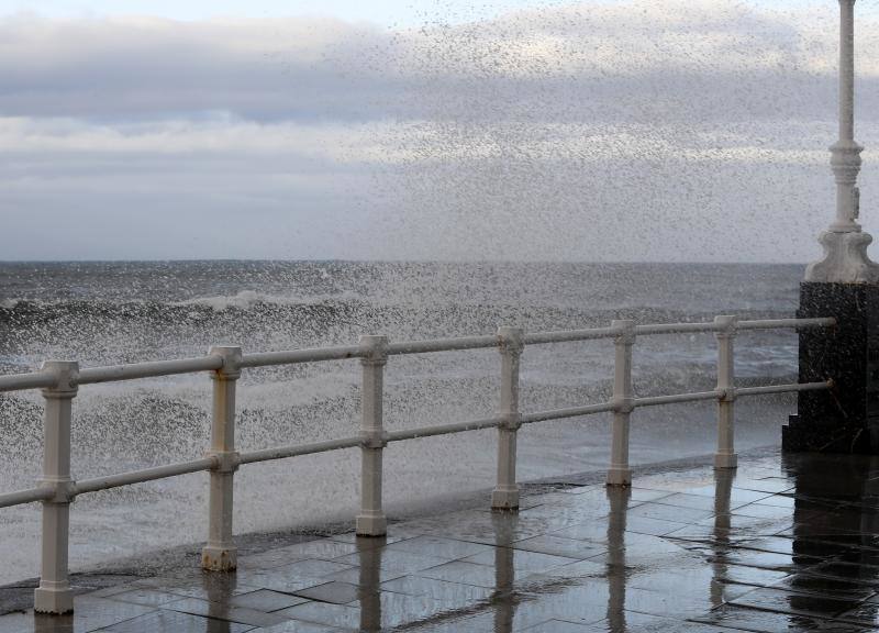 La jornada de lluvia, viento y fenómenos costeros en la región ha tenido este viernes su principal reflejo en las carreteras del Suroccidente, con varios desprendimientos. La costa asturiana mantiene la alerta naranja por oleaje.