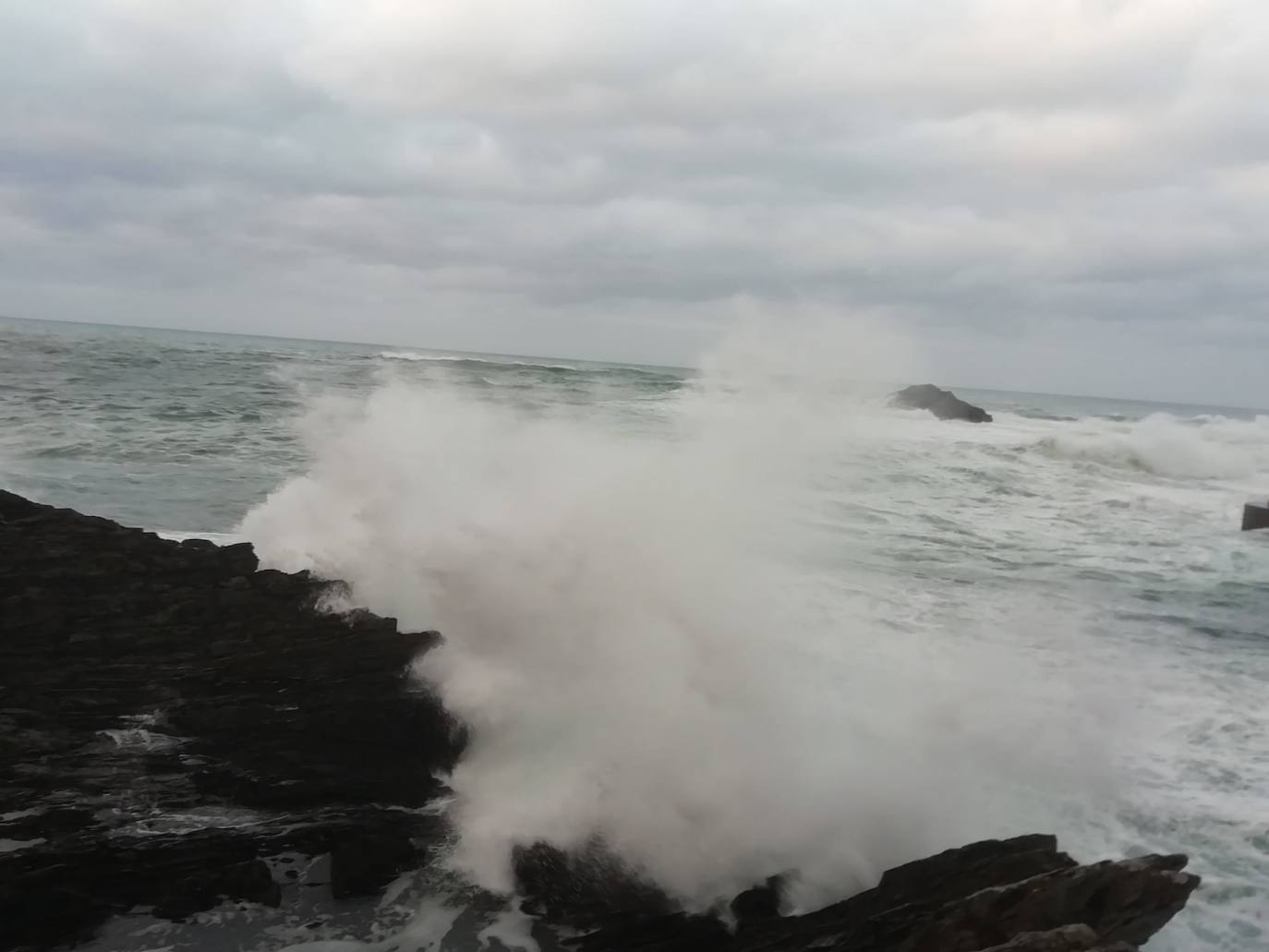 La jornada de lluvia, viento y fenómenos costeros en la región ha tenido este viernes su principal reflejo en las carreteras del Suroccidente, con varios desprendimientos. La costa asturiana mantiene la alerta naranja por oleaje.