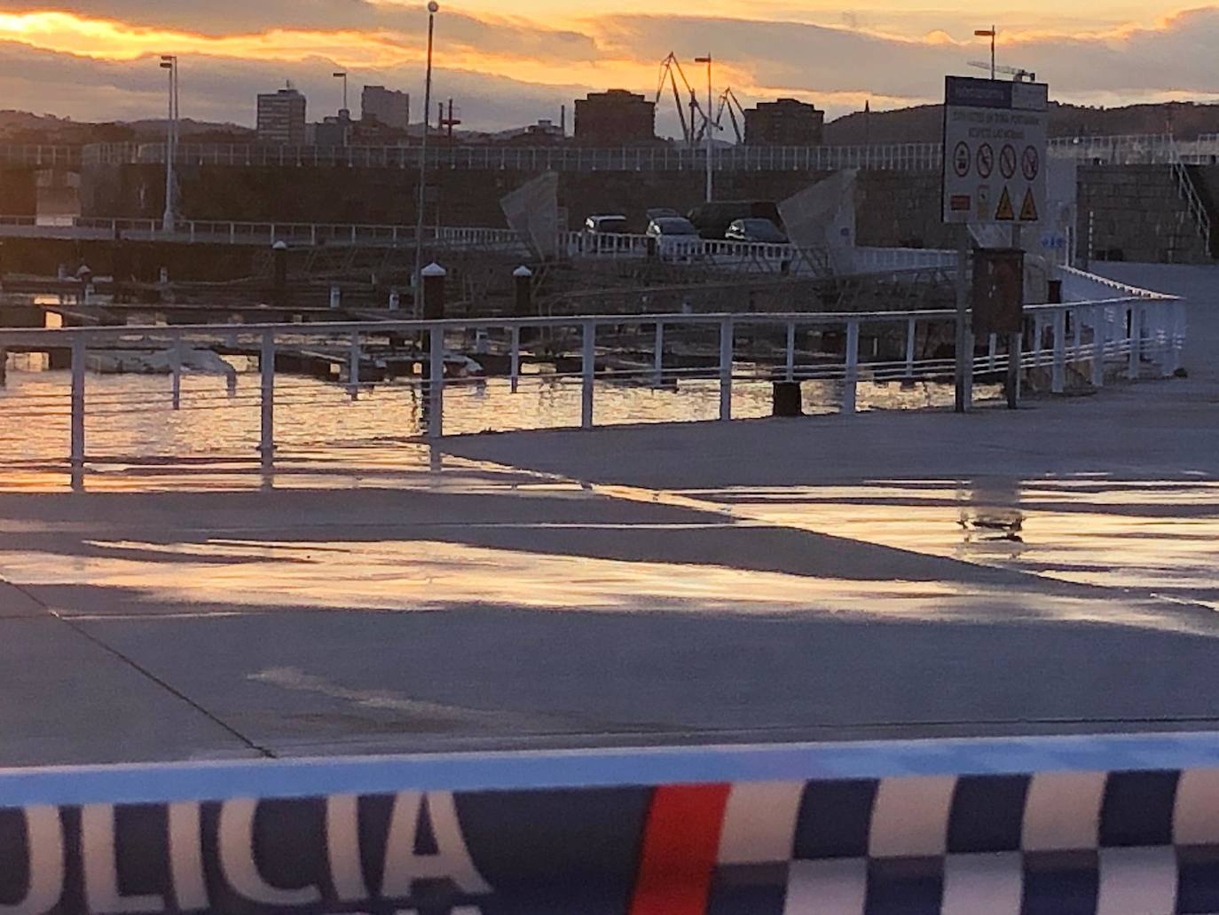 Hallan a primera hora de la tarde de este sábado el cuerpo sin vida de un varón frente al dique, por el lado del rompeolas.