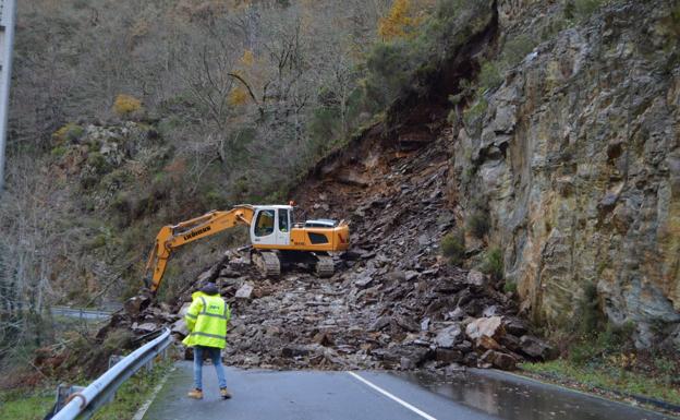 Operarios trabajan en la zona del argayo en la AS-29, la carretera del Coto, entre Cangas del Narcea e Ibias. 