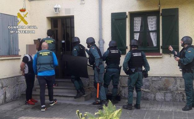 Agentes de la Guardia Civil, durante uno de los registros.