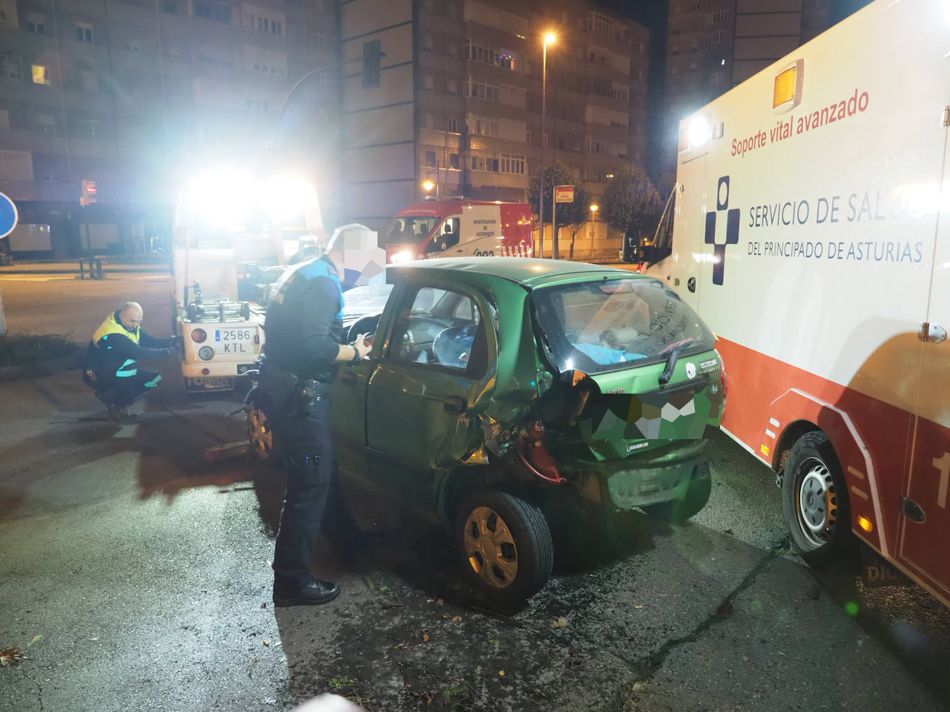 Un coche se empotró contra otro que estaba parado en un semáforo en la calle Gaspar García Laviana