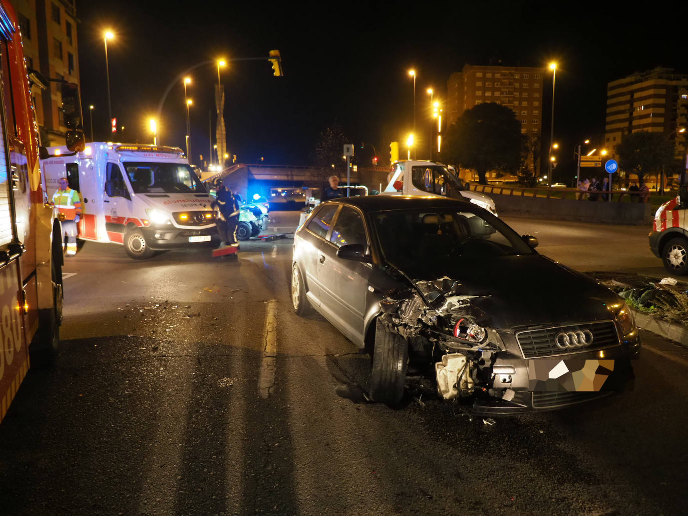 Un coche se empotró contra otro que estaba parado en un semáforo en la calle Gaspar García Laviana