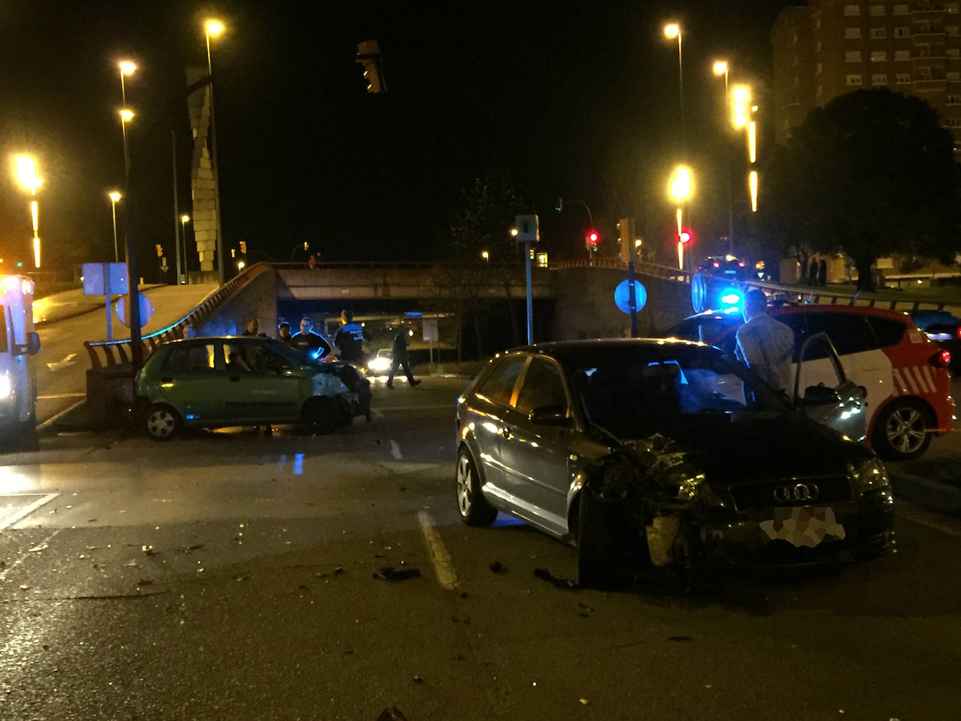 Un coche se empotró contra otro que estaba parado en un semáforo en la calle Gaspar García Laviana