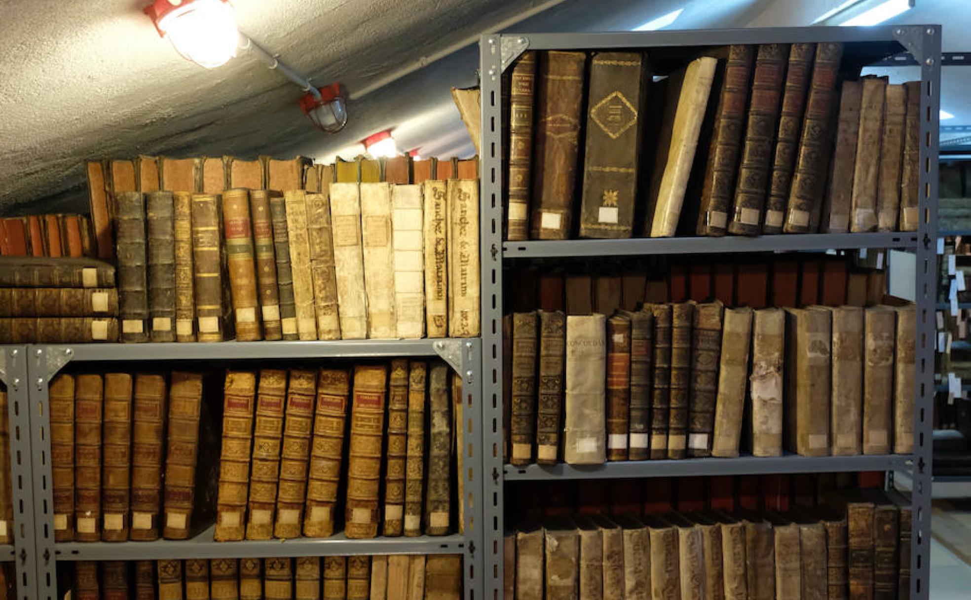 El Seminario custodia 10.000 documentos antiguos en un bajocubierta. 