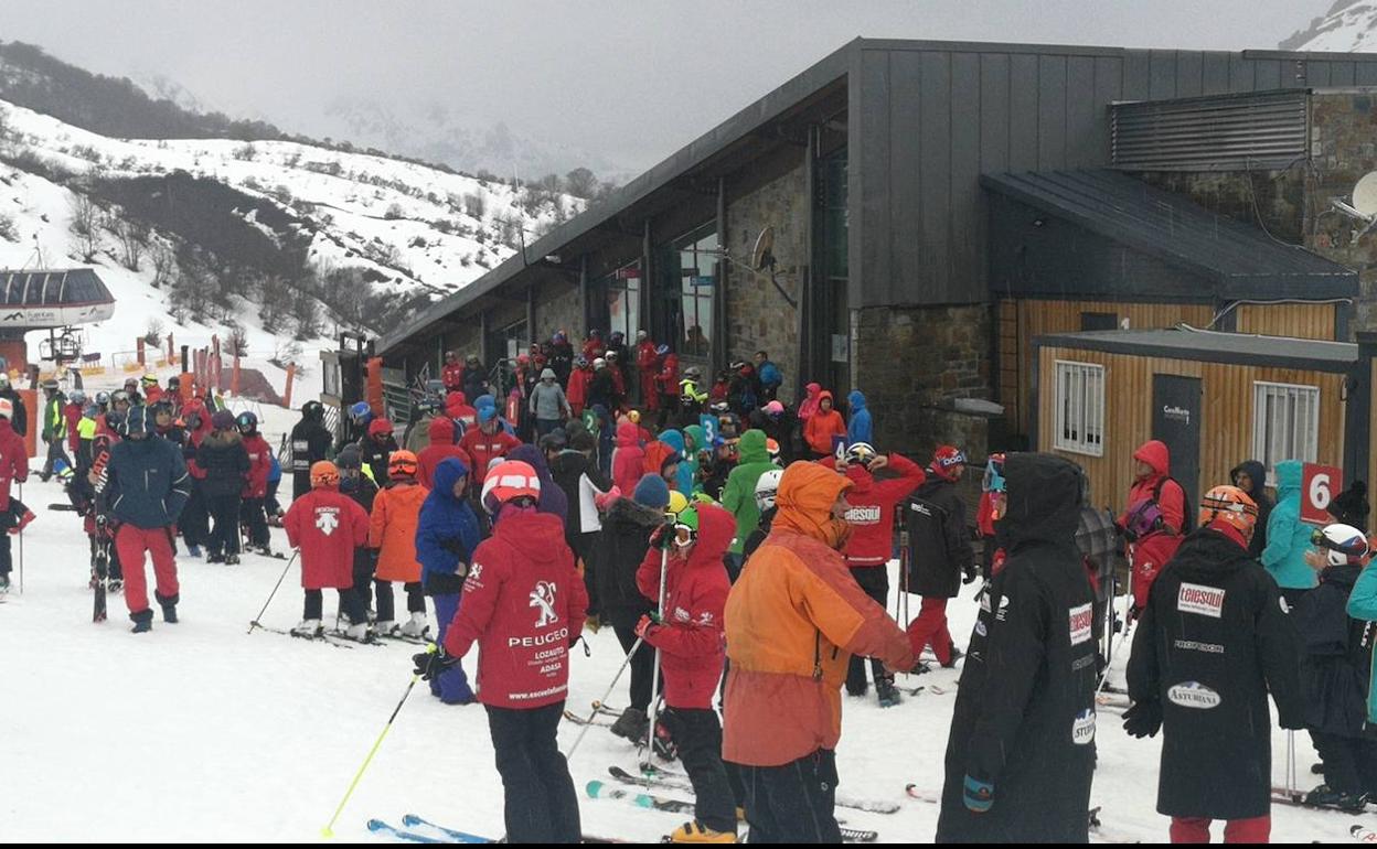 La estación de Fuentes de Invierno, este domingo, llena de aficionados.