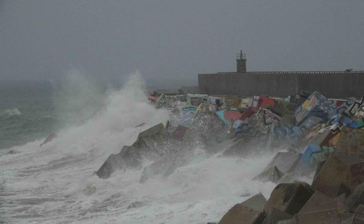 Oleaje en Llanes este domingo.