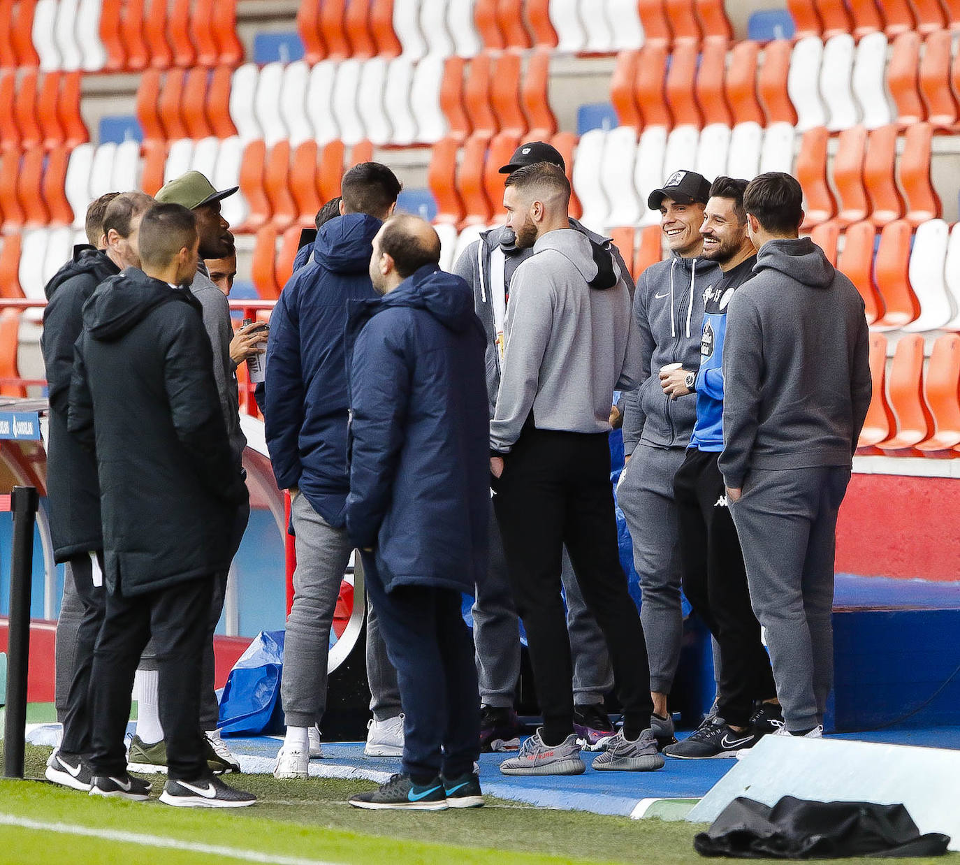 El equipo rojiblanco busca el reenganche, con Manu García y sin el avilesino Berto, ante unos 1.500 aficionados gijoneses.