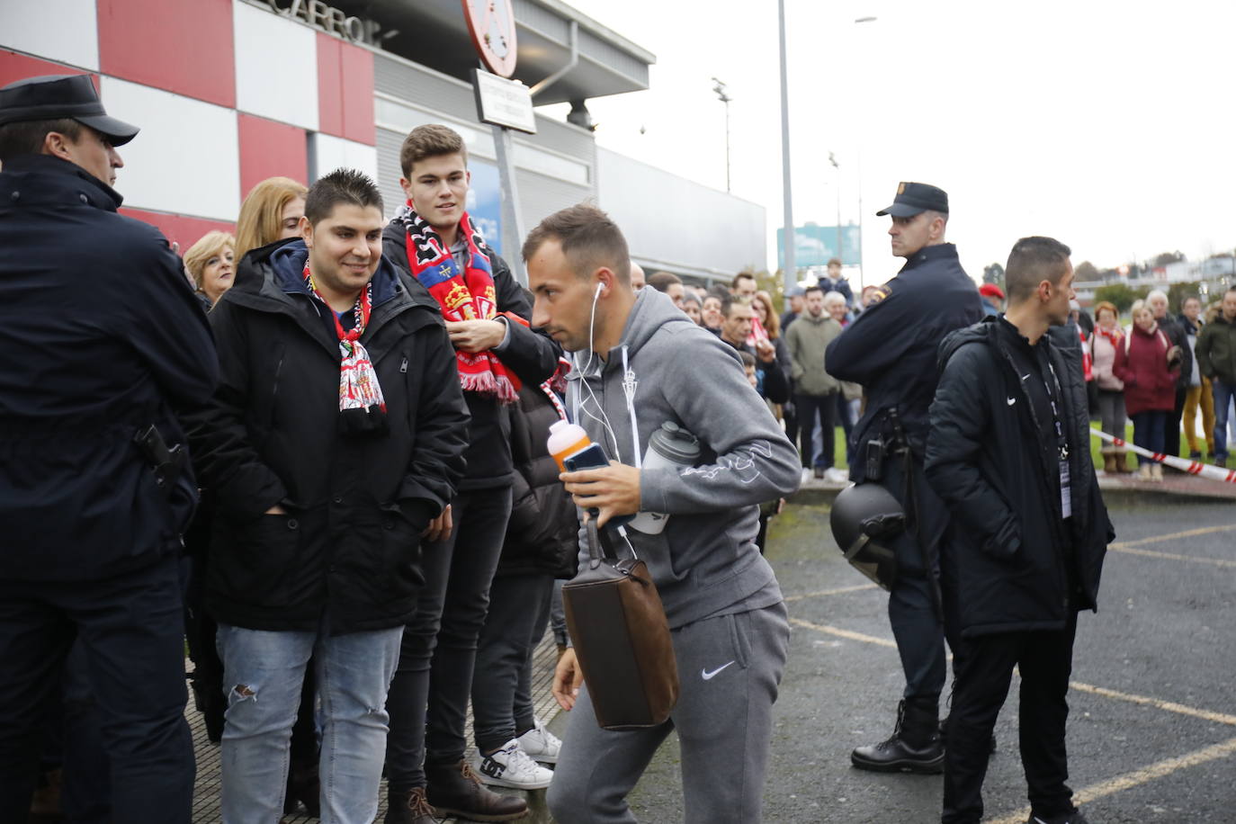 El equipo rojiblanco busca el reenganche, con Manu García y sin el avilesino Berto, ante unos 1.500 aficionados gijoneses.