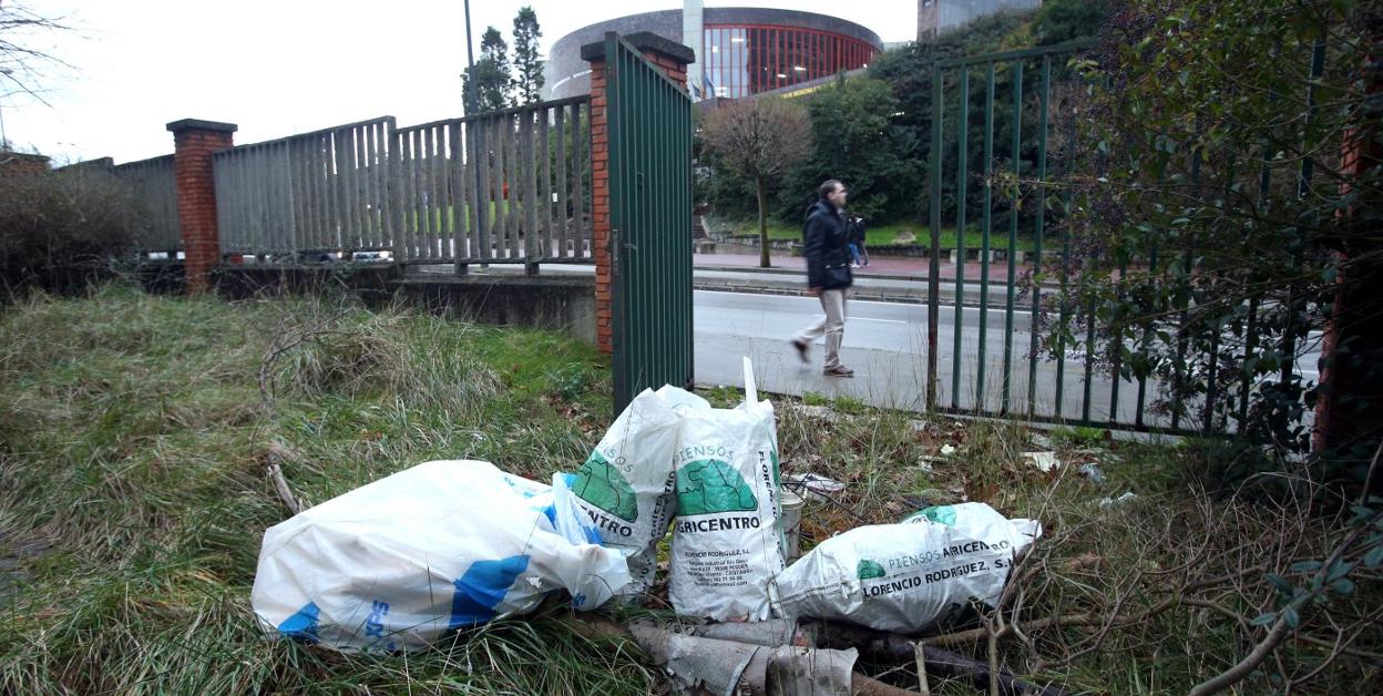 Un vertedero ilegal en una parcela de los terrenos del antiguo Hospital Universitario Central de Asturias (HUCA). 