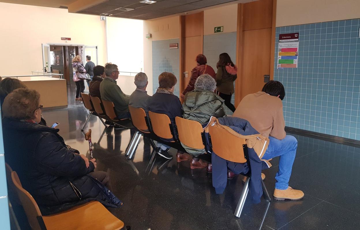 Usuarios, aguardando para entrar en consulta en el centro de salud de El Llano, en Gijón. 