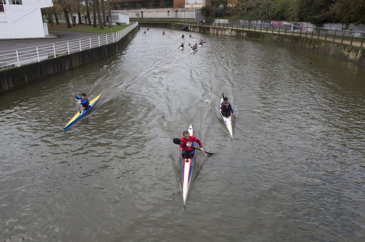 Piragüistas en el anillo navegable, a la altura del complejo deportivo de Las Mestas. 